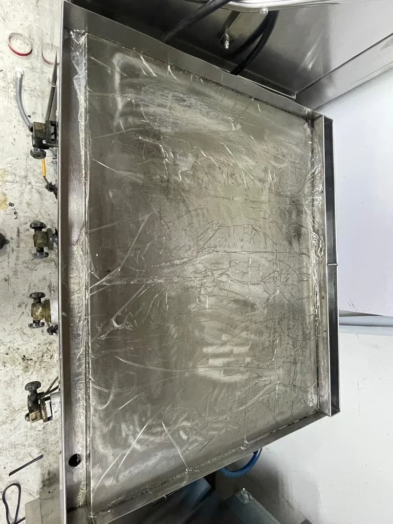 Machined flat steel cooking surface of commercial gas teppanyaki griddle plate with splash guards Singapore